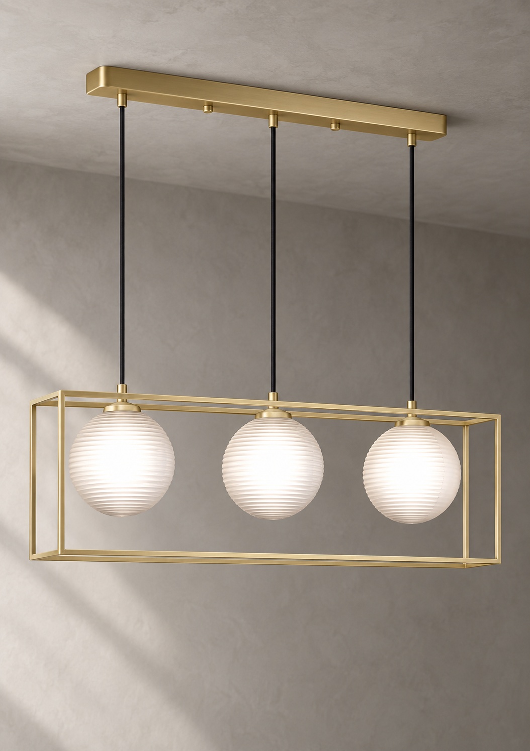 Suspension rectangulaire dorée à trois globes striés - vue 2