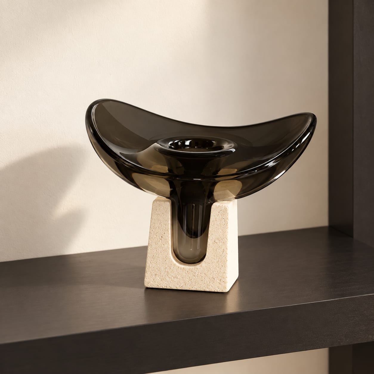 Coupe sculpturale noire sur socle clair - vue 4