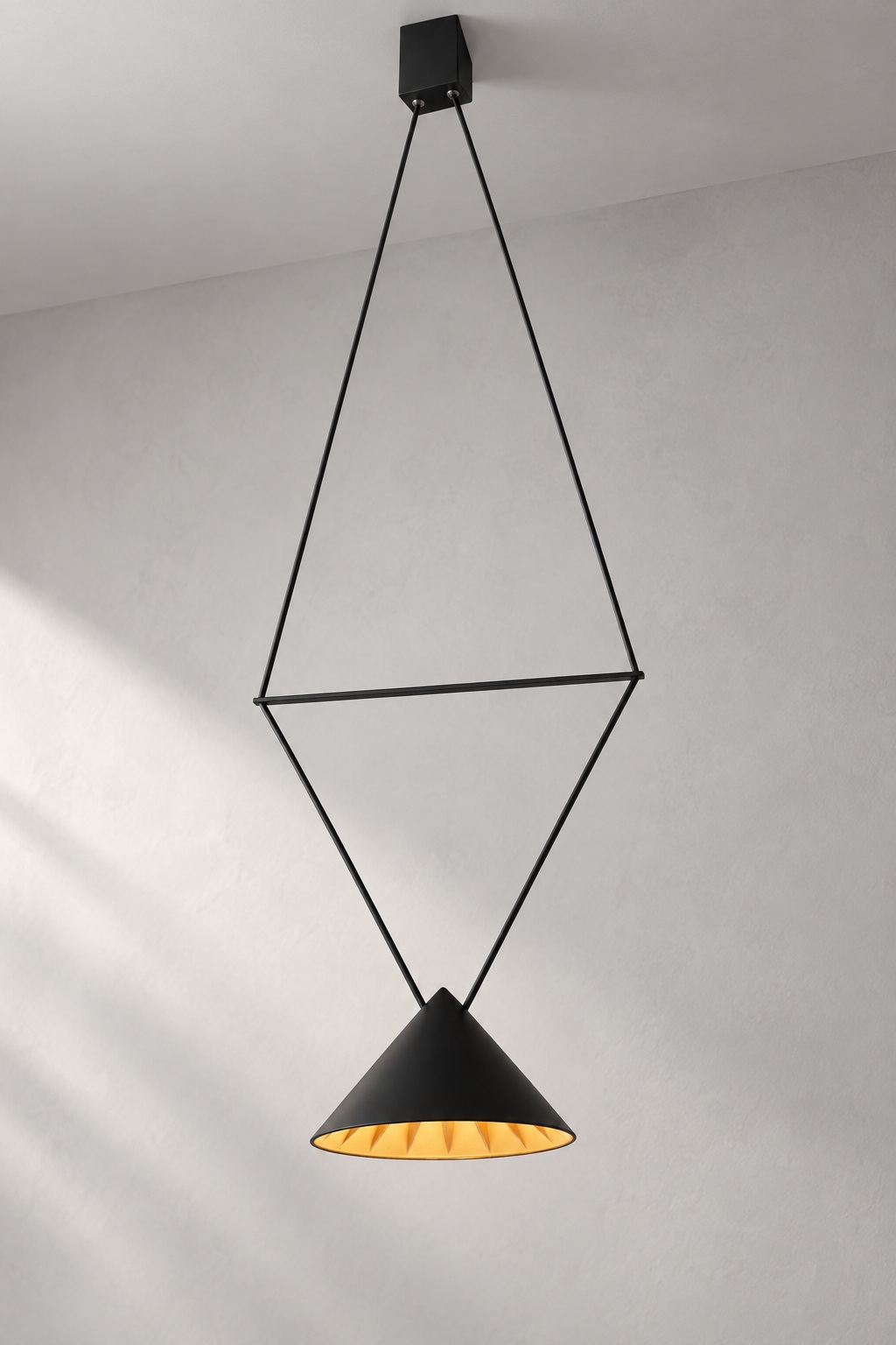 Suspension géométrique noire et dorée - vue 4
