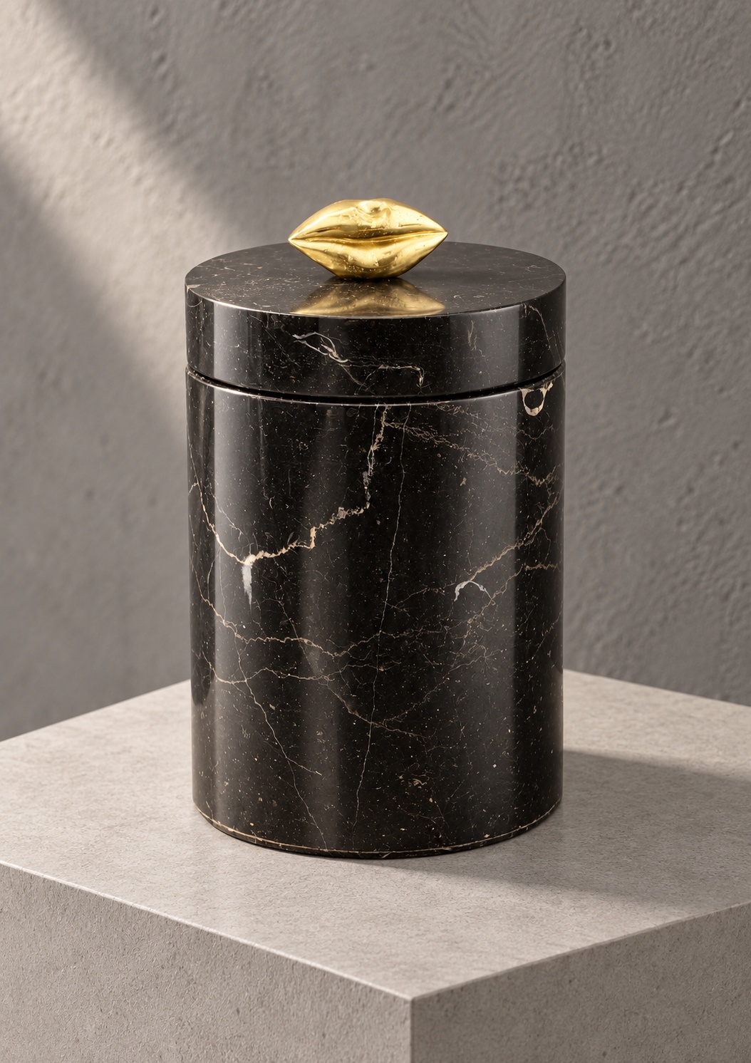 Boîte décorative noire effet marbre aux lèvres dorées - vue 5
