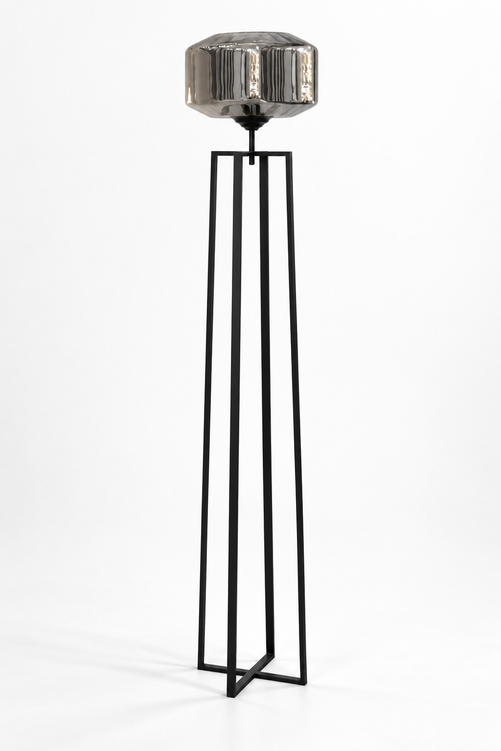 Lampadaire noir géométrique à abat-jour fumé - vue 4