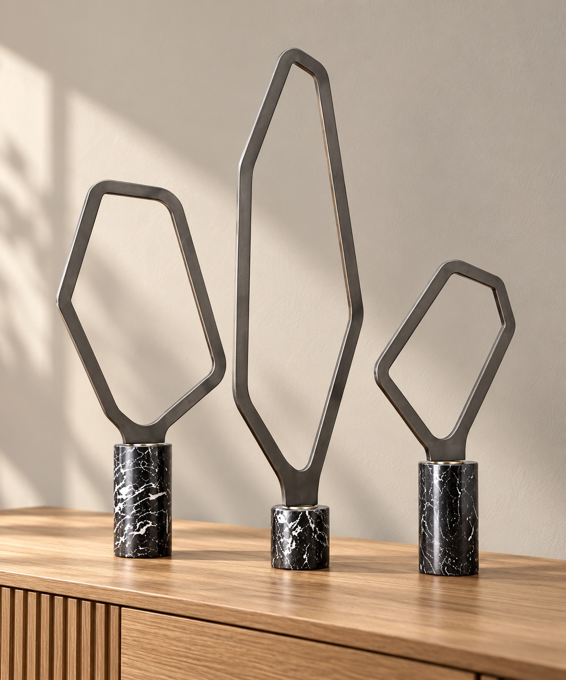 Trio de sculptures géométriques sur socles effet marbre - vue 2