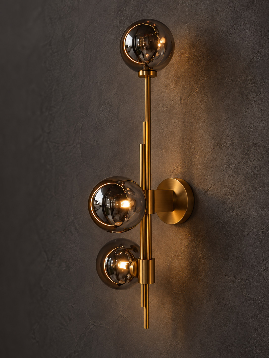 Applique murale dorée à trois globes fumés - vue 2