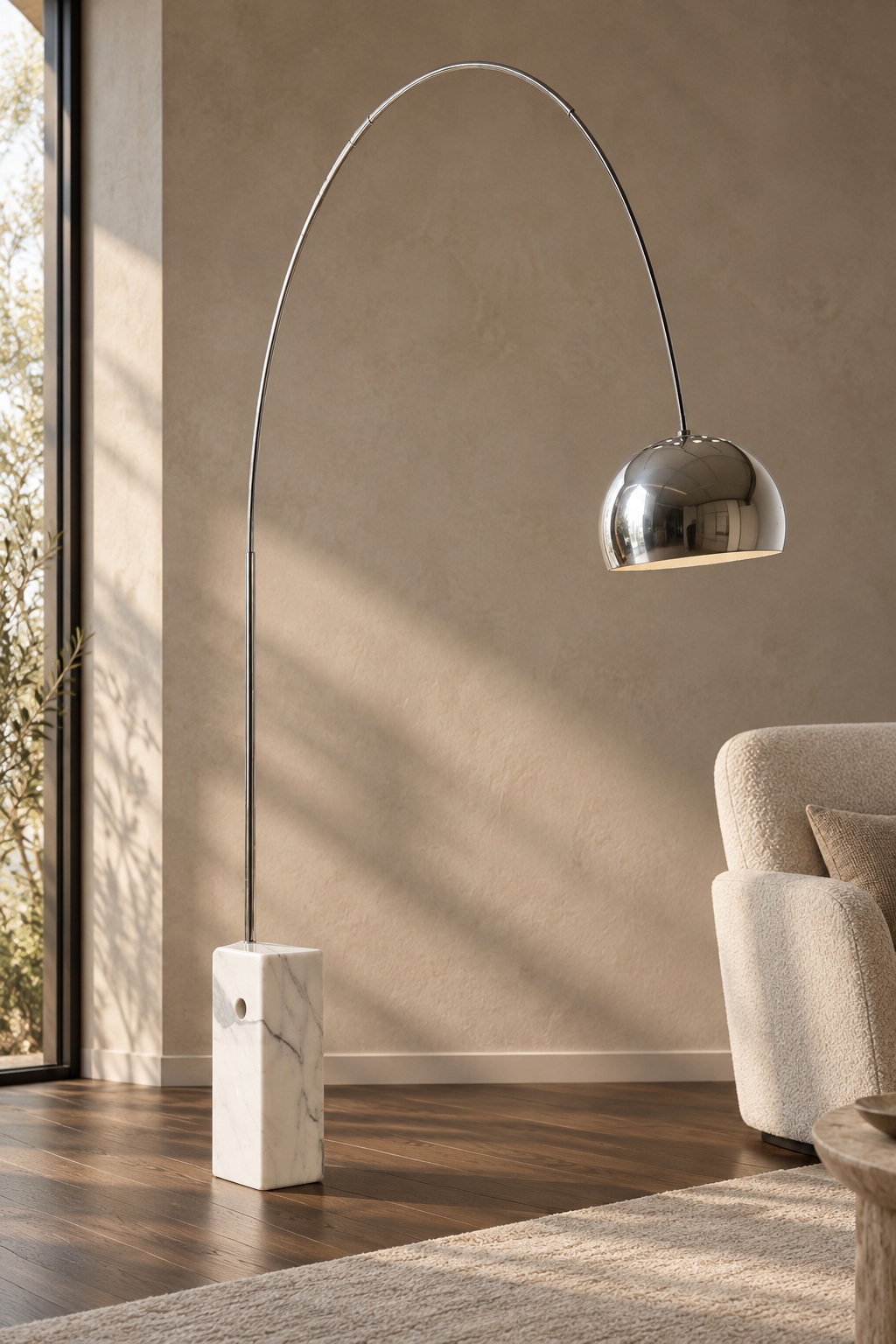 Lampadaire arqué chromé à socle blanc veiné - vue 3