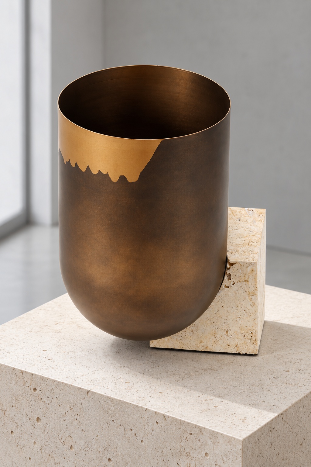 Vase décoratif bronze patiné sur socle en pierre claire - vue 4