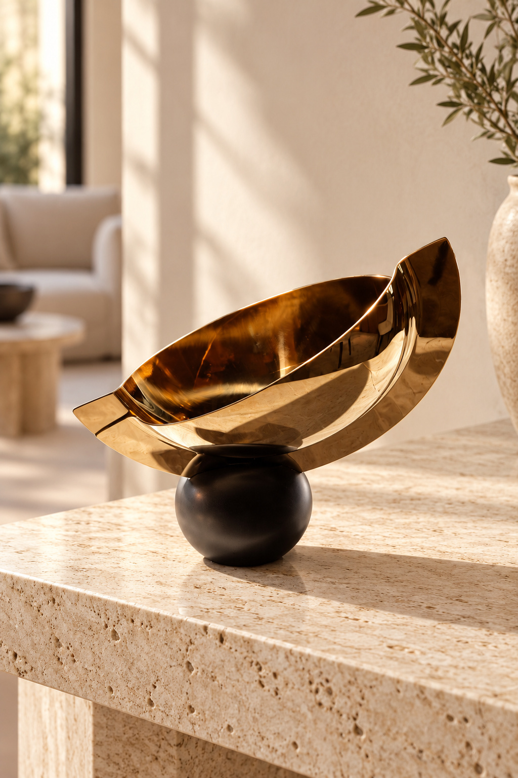 Coupe décorative asymétrique dorée sur socle noir - vue 4