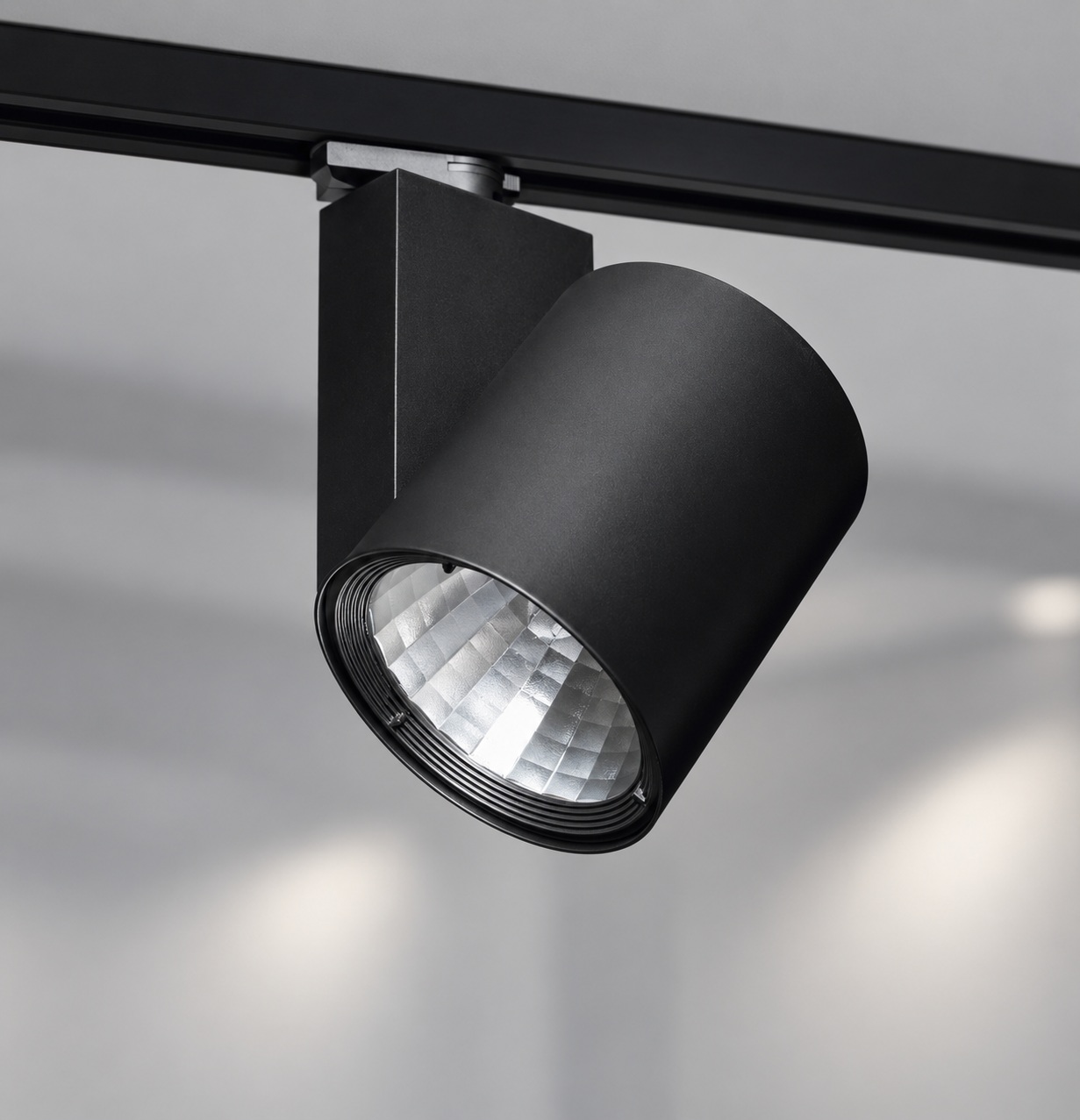 Spot cylindrique noir orientable sur rail - vue 5