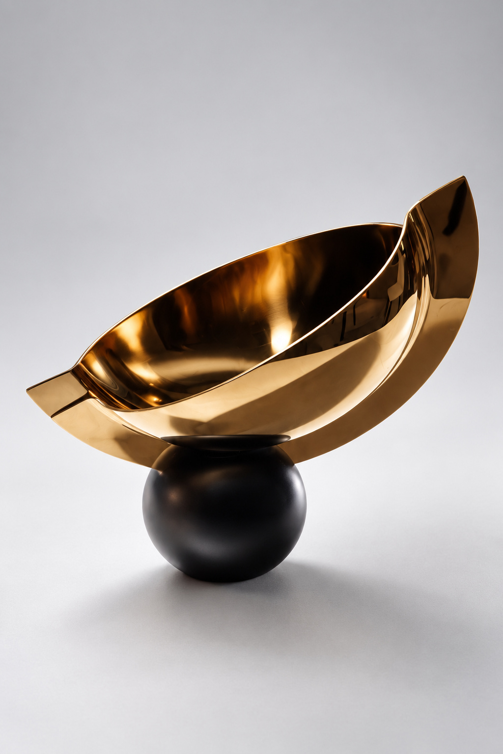 Coupe décorative asymétrique dorée sur socle noir - vue 5