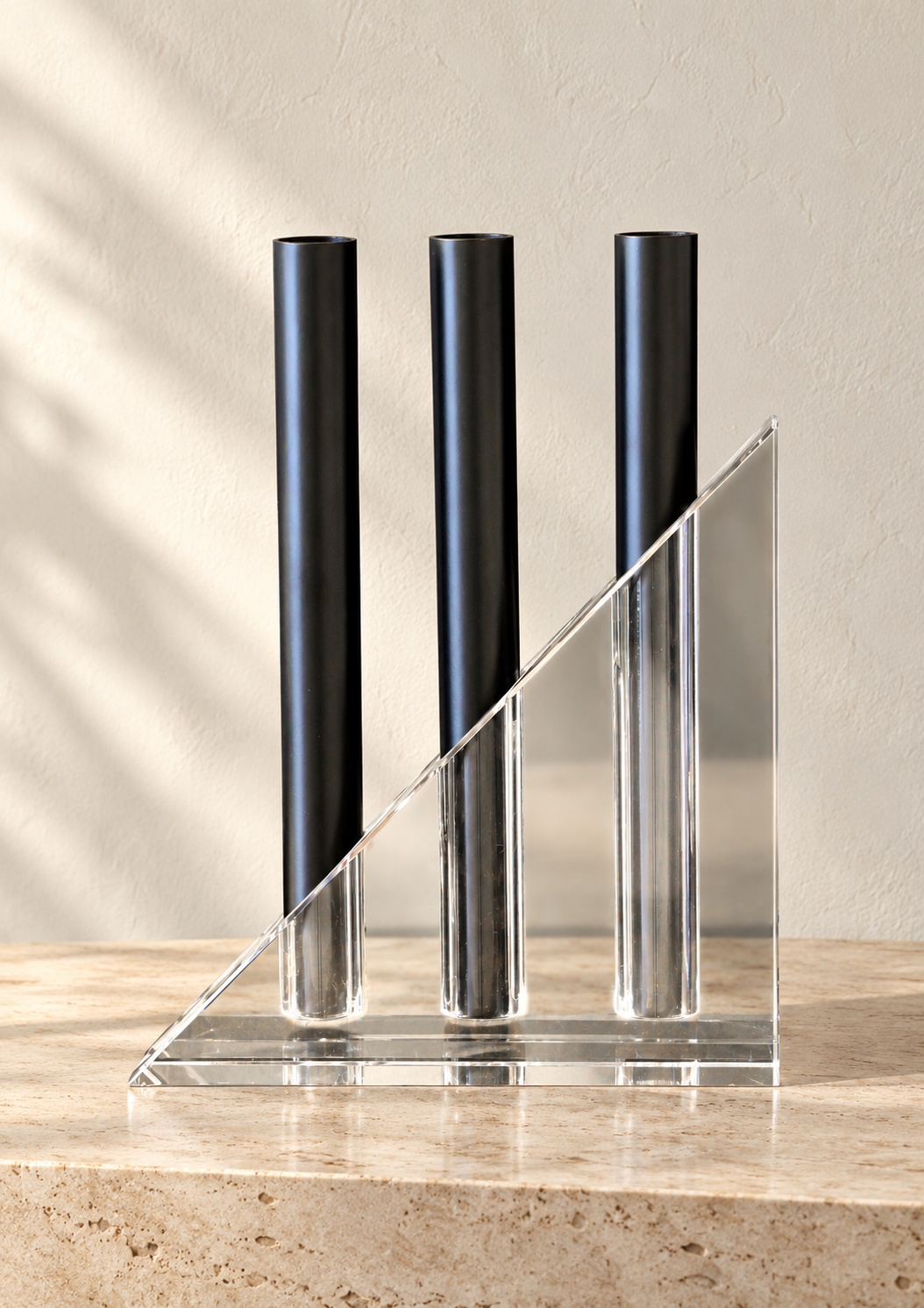 Objet décoratif à trois tubes noirs sur socle transparent - vue 2