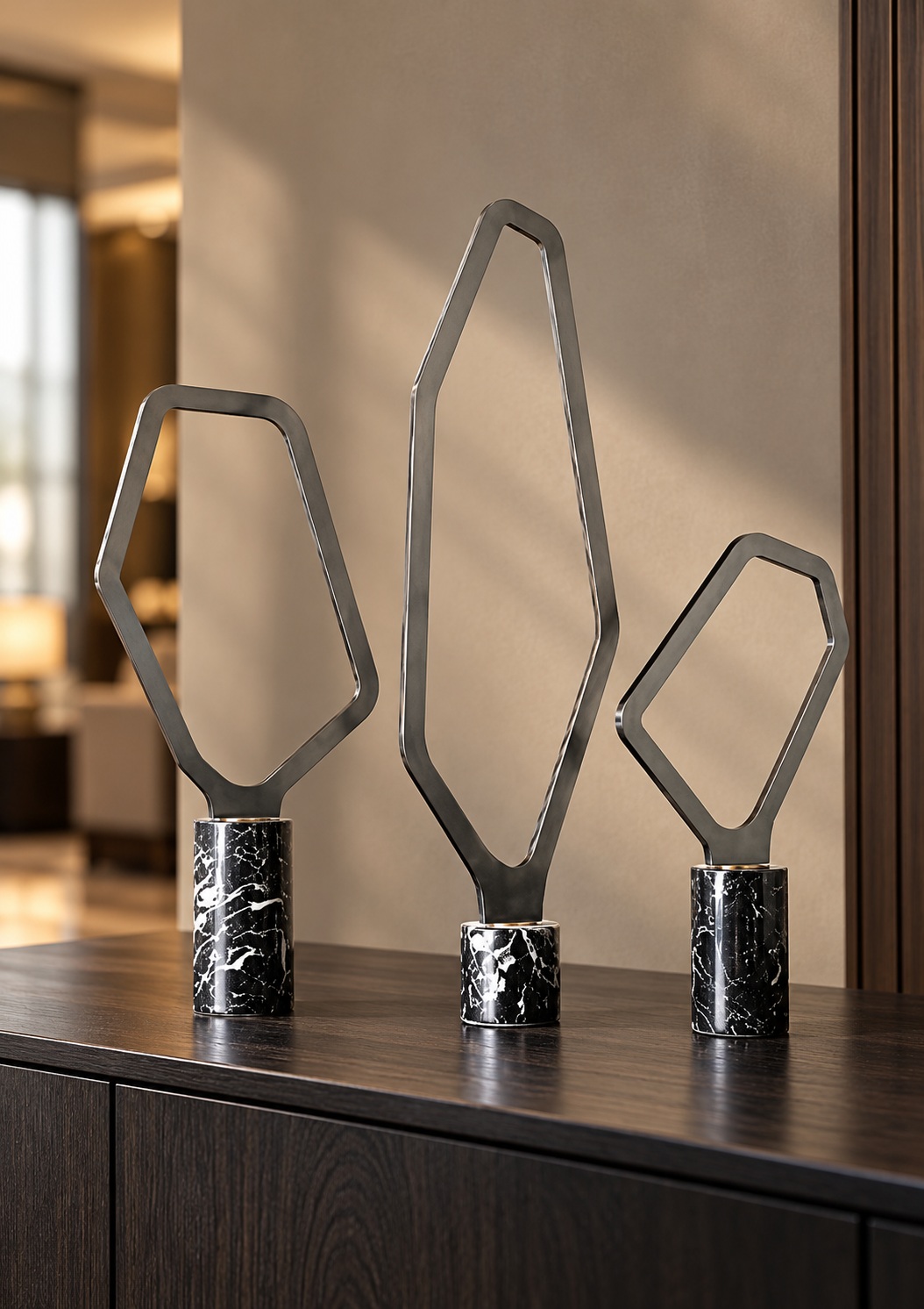 Trio de sculptures géométriques sur socles marbrés - vue 3