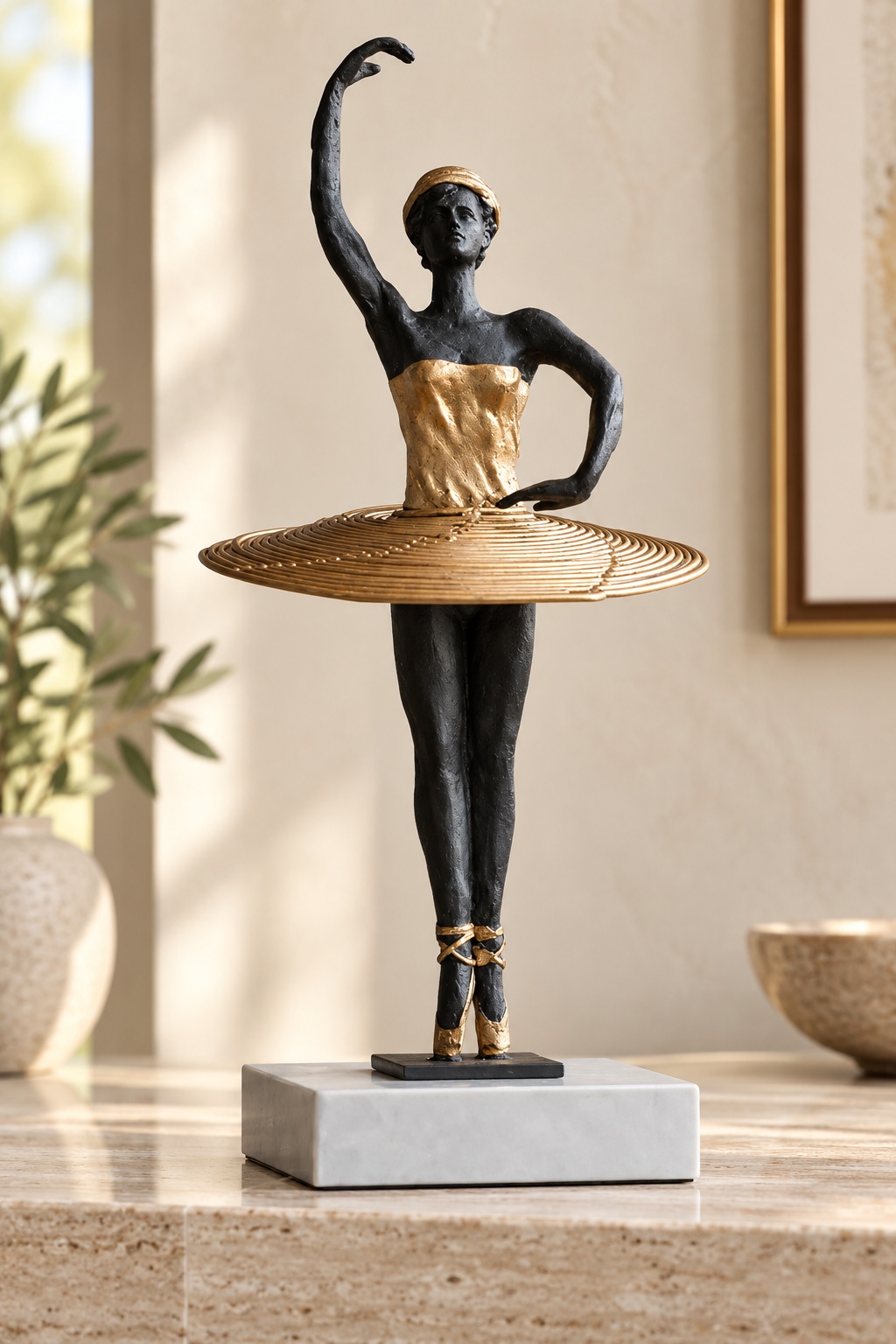 Sculpture ballerine noire et dorée sur socle - vue 4