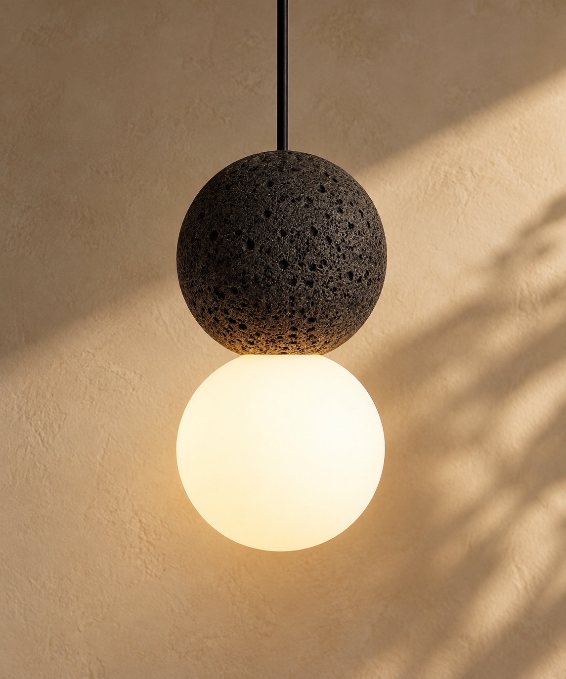 Suspension double sphère noire texturée et opaline - vue 2