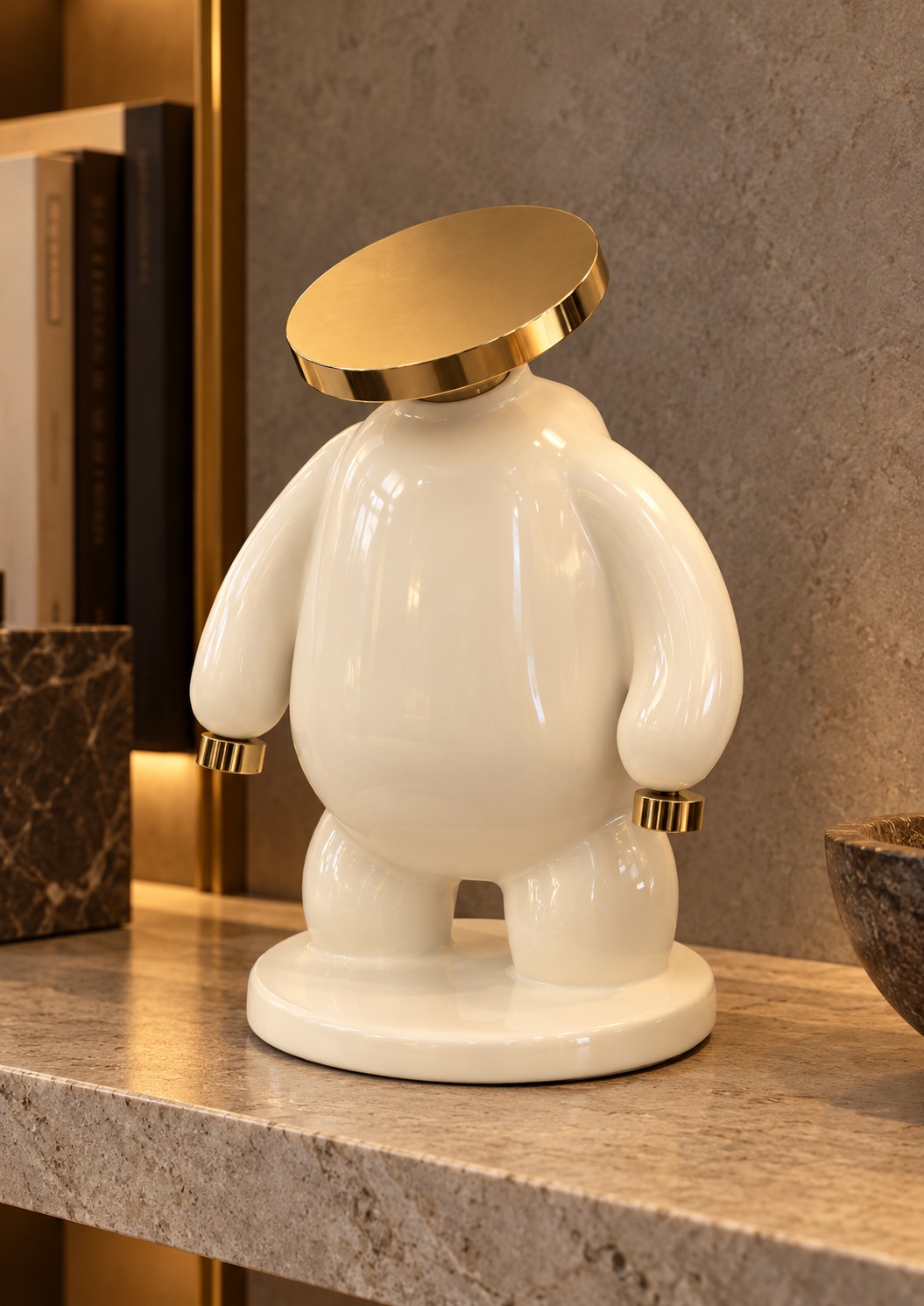 Sculpture décorative ivoire au chapeau plat doré - vue 5