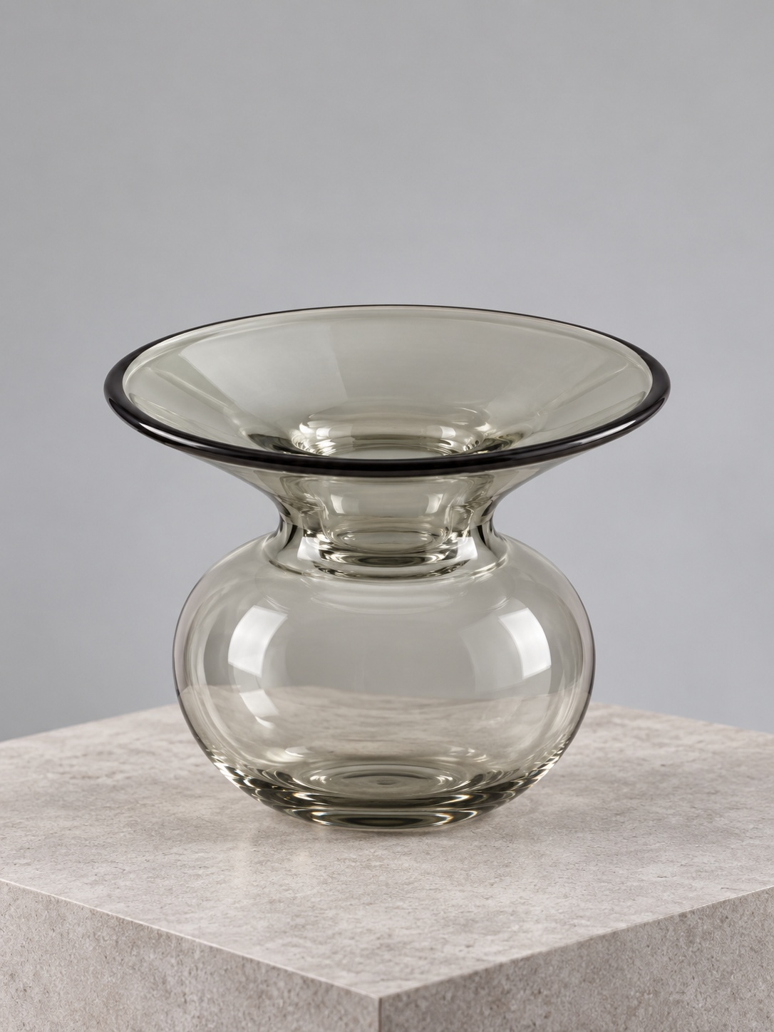 Petit vase sculptural en verre gris fumé - vue 2