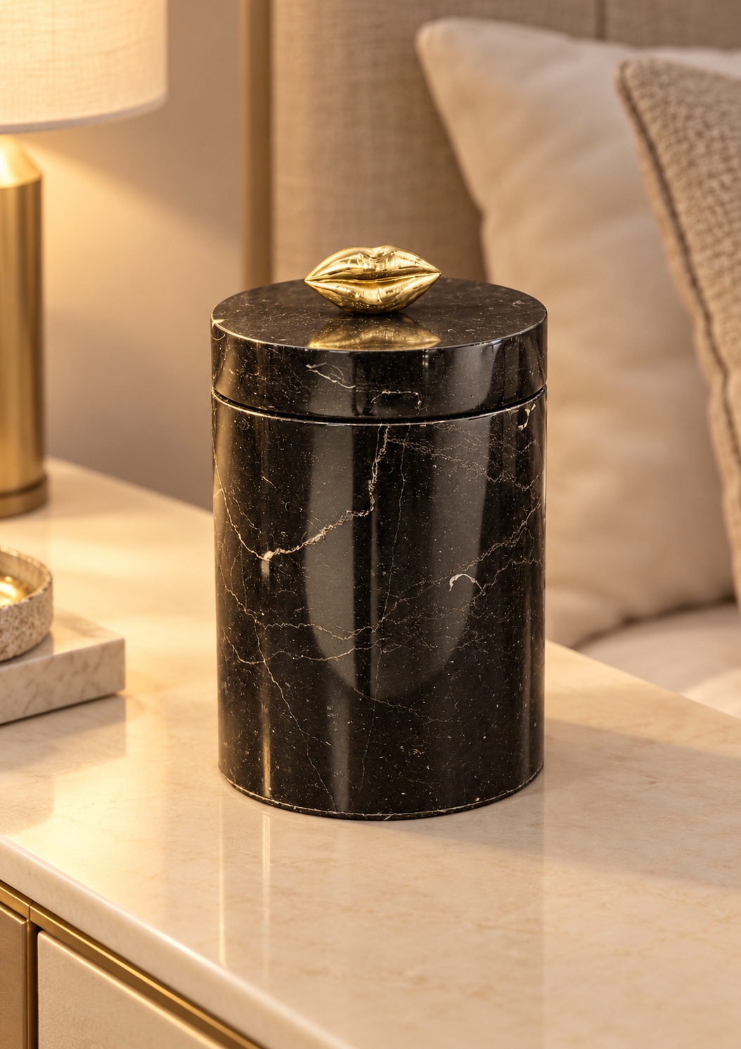 Boîte décorative noire effet marbre aux lèvres dorées - vue 3
