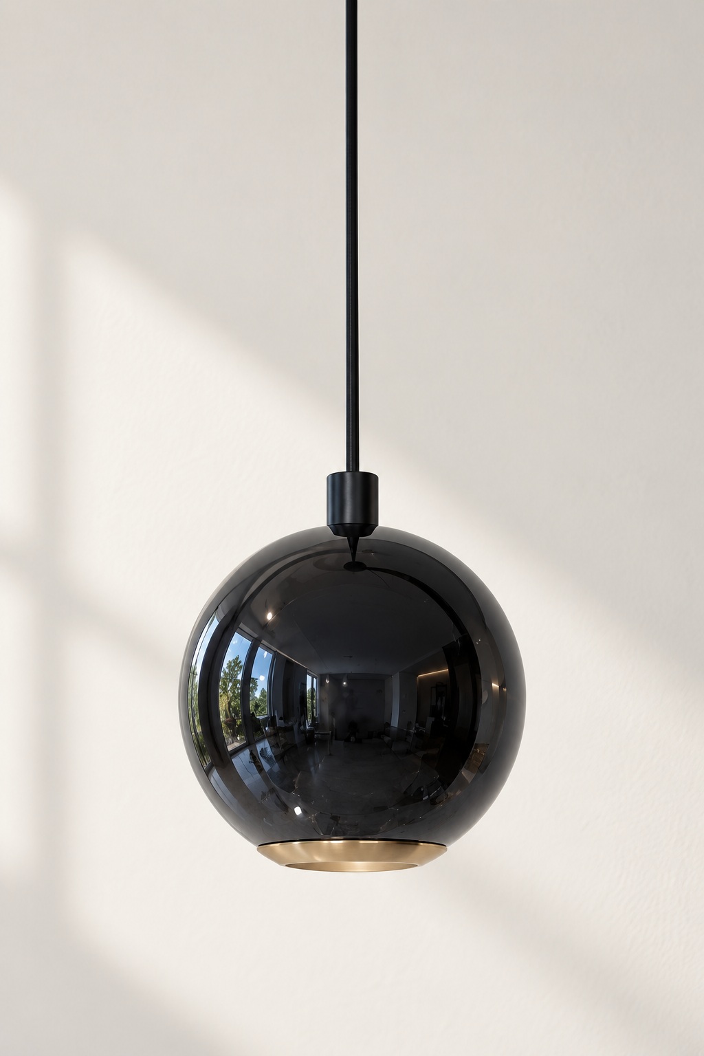 Suspension globe en verre fumé, détail doré - vue 4