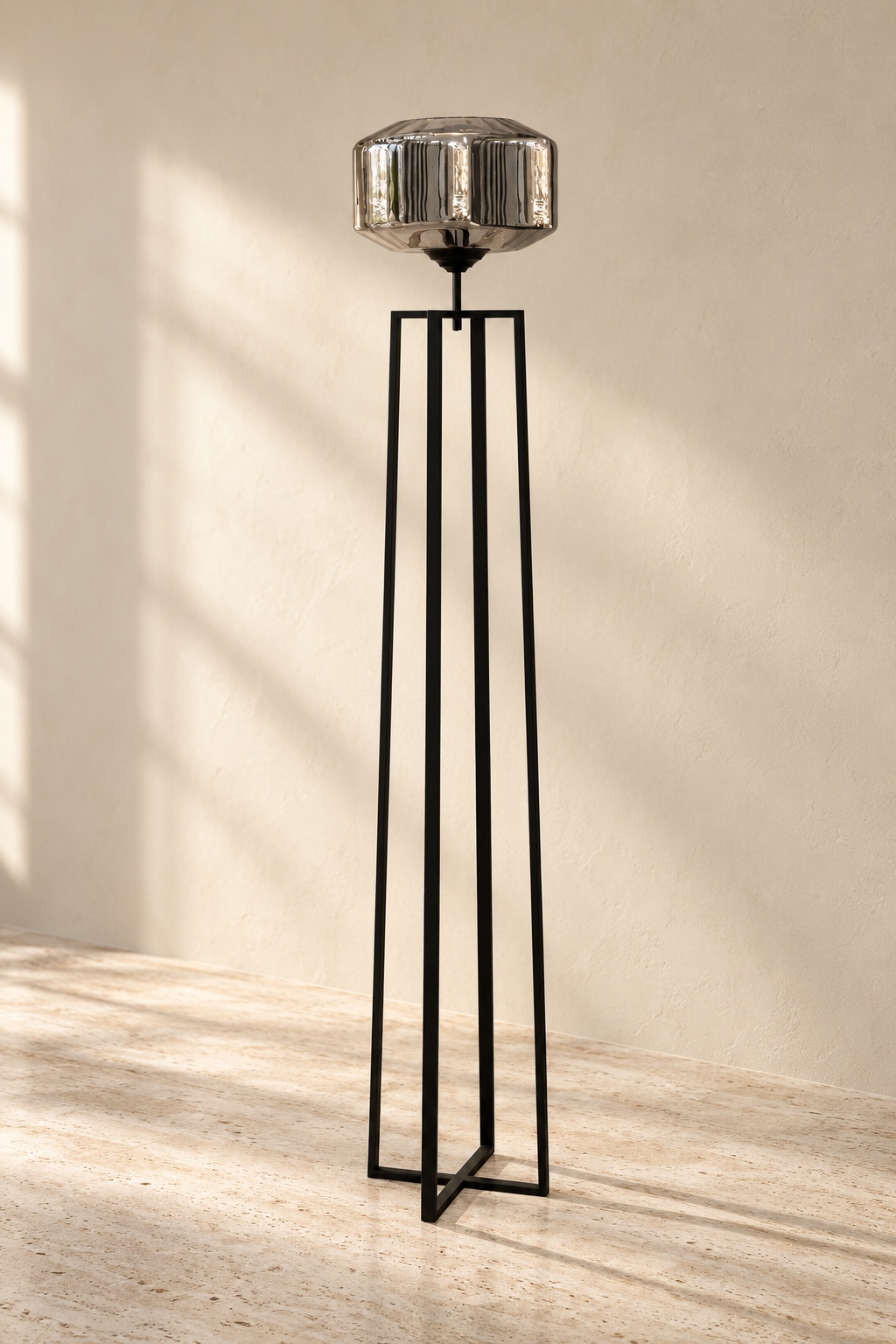 Lampadaire noir géométrique à abat-jour fumé - vue 2
