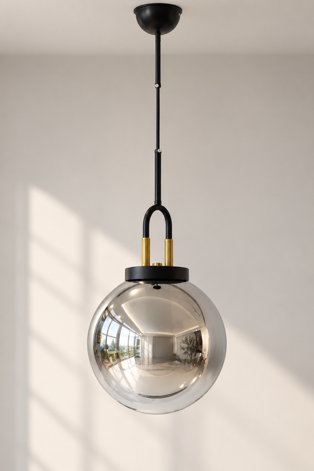 Suspension globe argenté effet miroir, noir et doré - vue 3