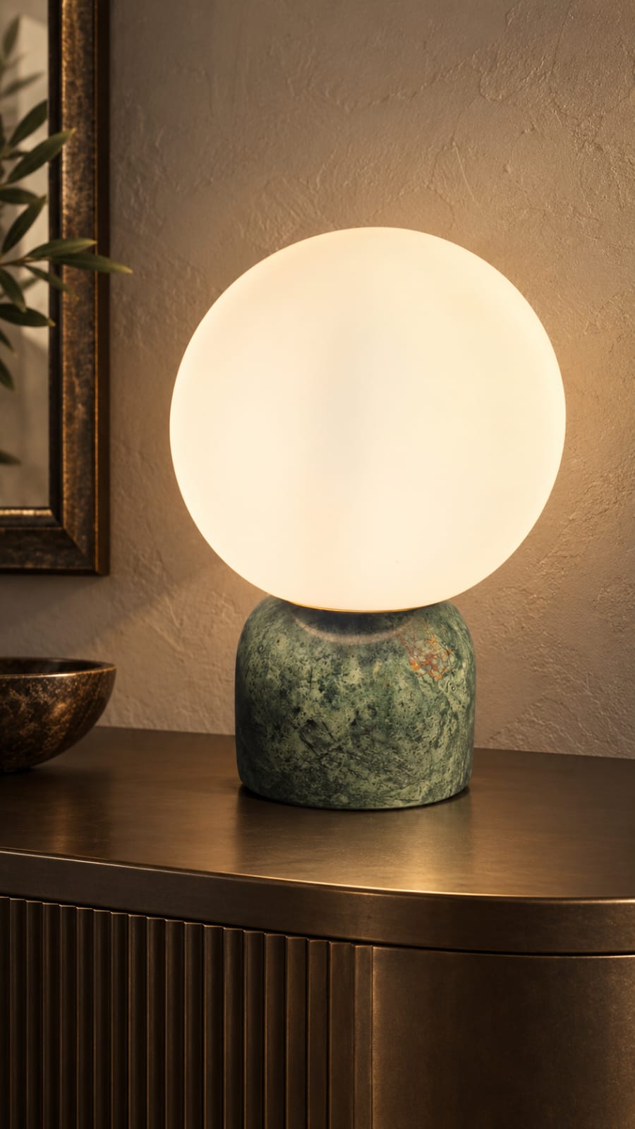 Lampe à poser globe opalin et pied vert marbré - vue 3