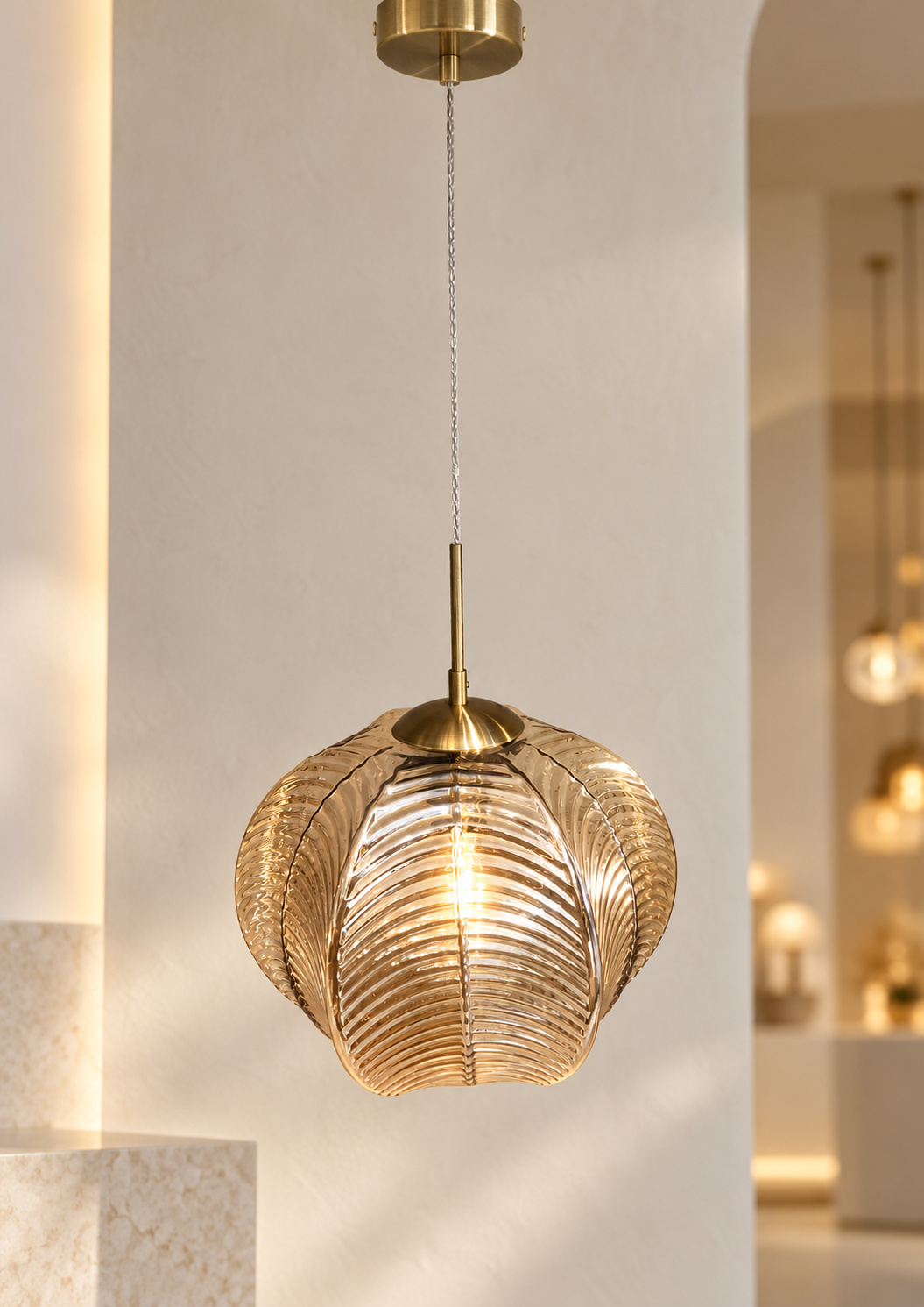 Suspension en verre ambré nervuré, finition dorée - vue 2