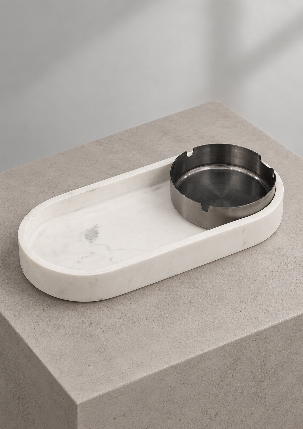 Cendrier métal sombre avec plateau ovale effet marbre blanc - vue 2