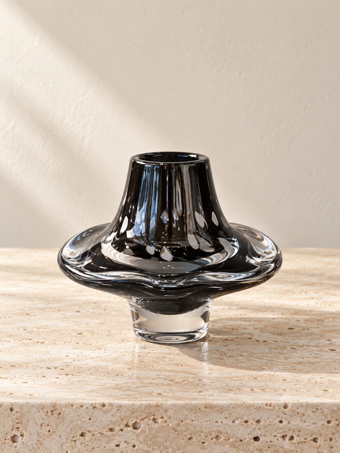 Petit vase noir sculptural - vue 3