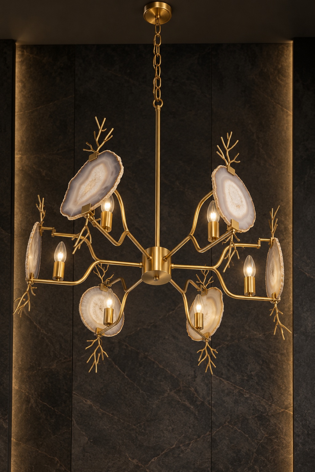 Lustre doré à branches et décors d’aspect minéral - vue 4