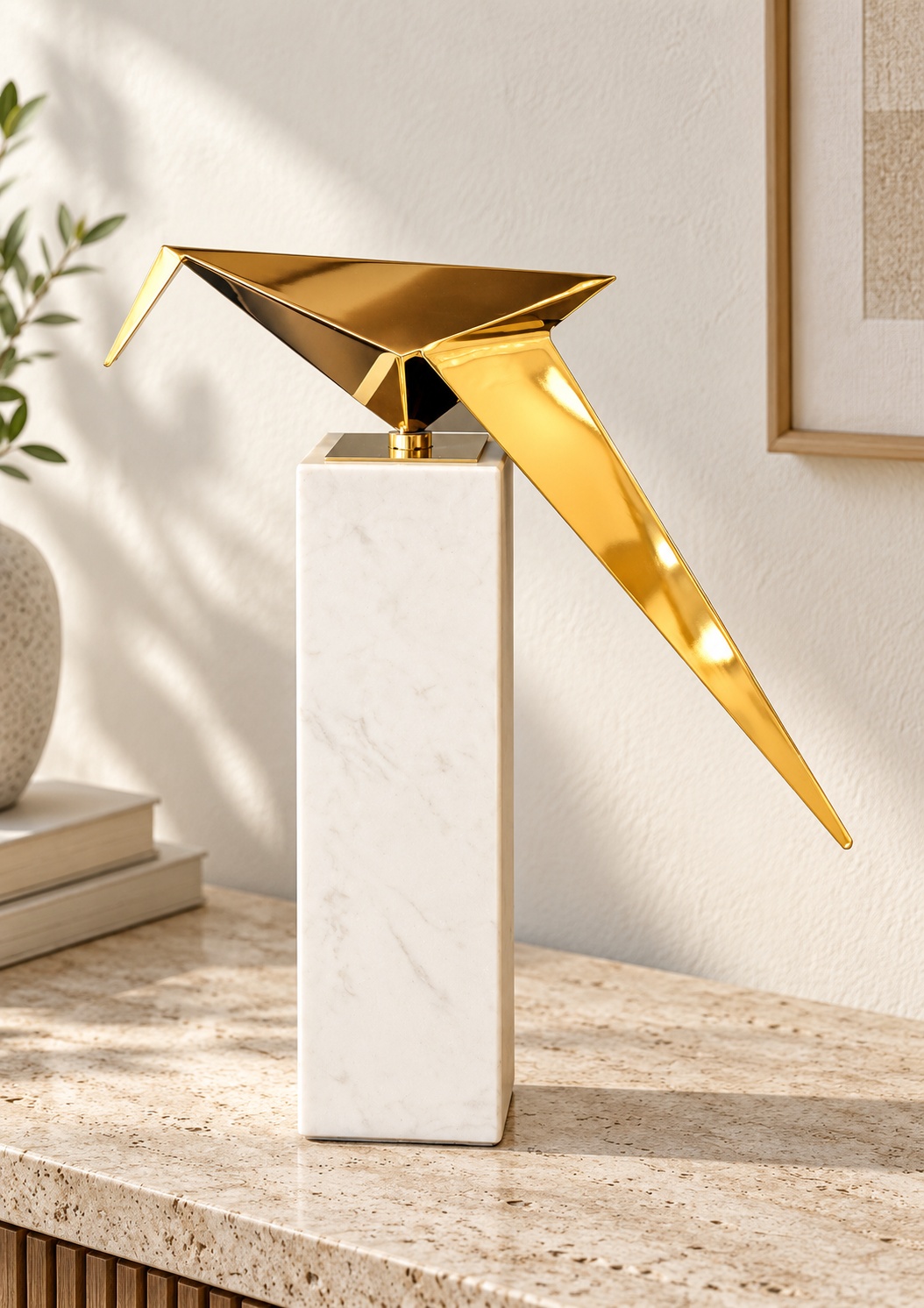 Sculpture oiseau origami doré sur socle blanc - vue 2
