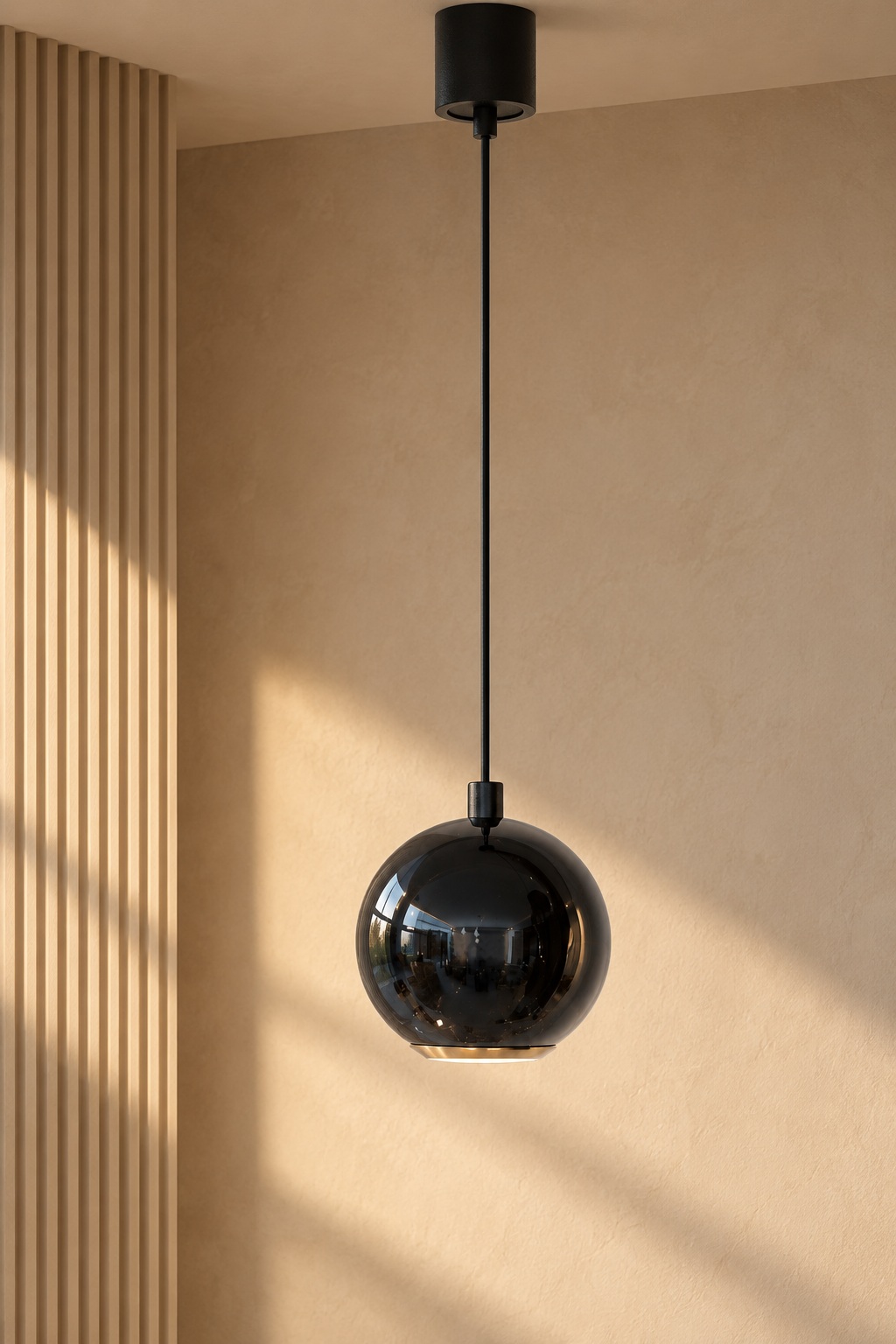 Suspension globe en verre fumé, détail doré - vue 3