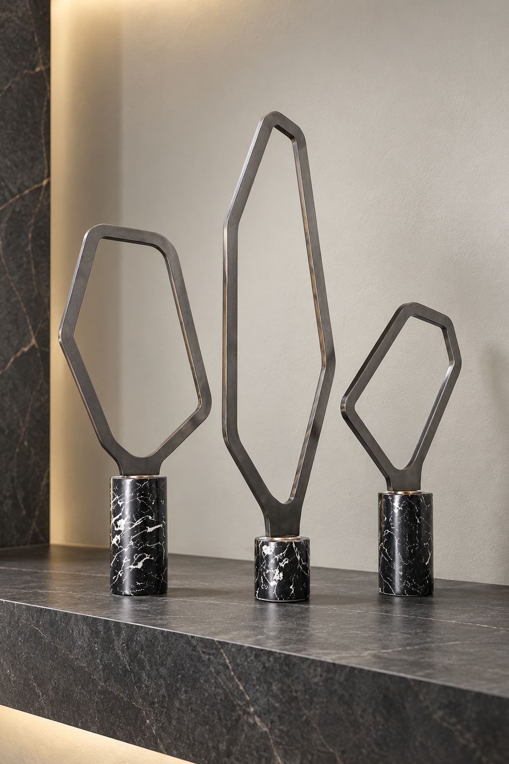 Trio de sculptures géométriques sur socles effet marbre - vue 3
