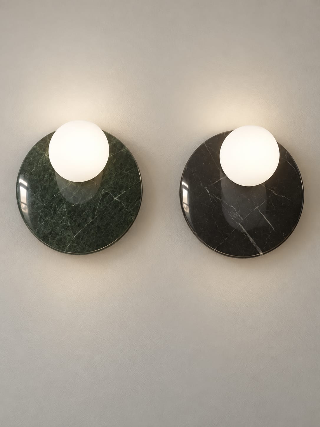 Applique à globe blanc et disque effet marbré - vue 2