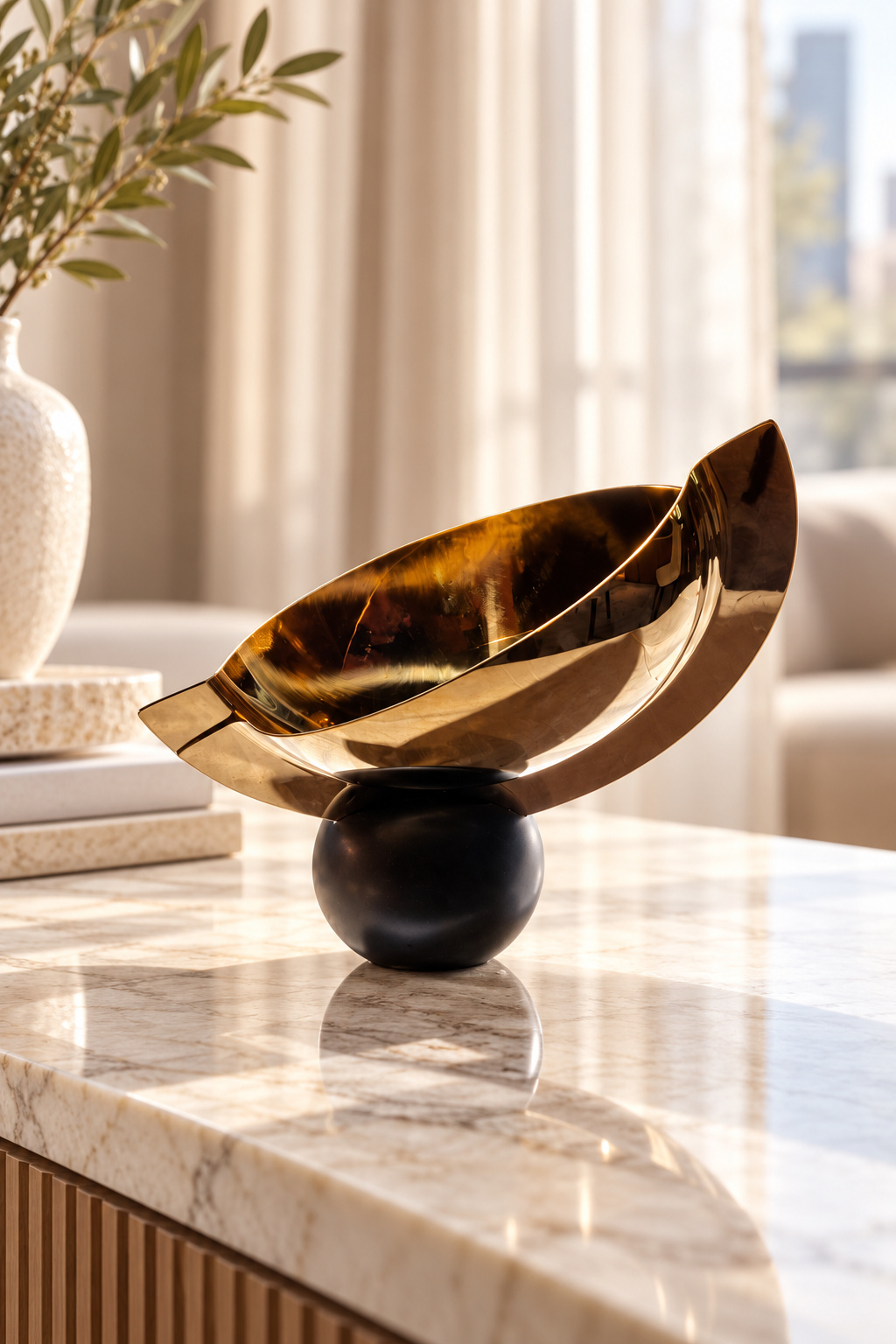 Coupe décorative asymétrique dorée sur socle noir - vue 3