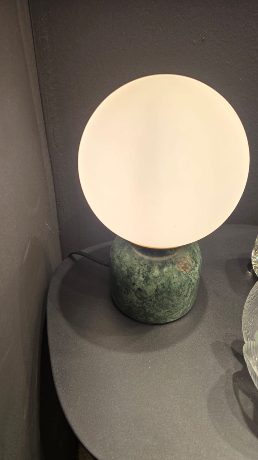 Lampe à poser globe opalin et pied vert marbré - vue 4