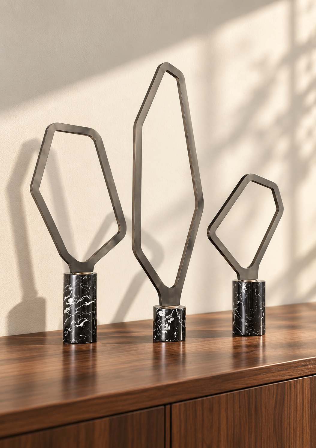 Trio de sculptures géométriques sur socles marbrés - vue 2