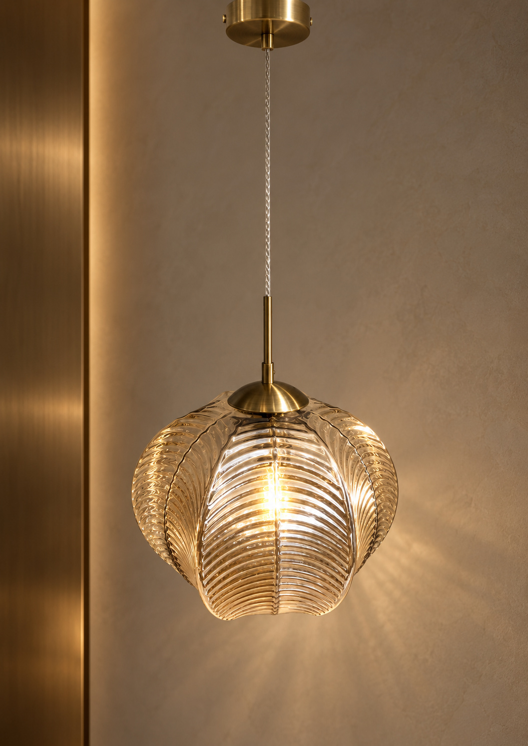 Suspension en verre ambré nervuré, finition dorée - vue 4