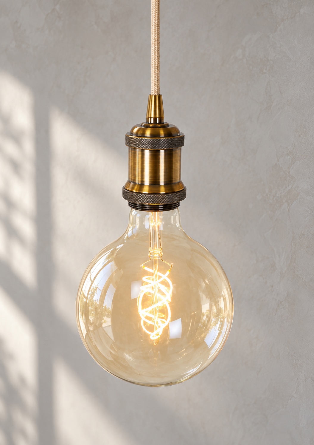 Suspension vintage bronze à ampoule globe - vue 3
