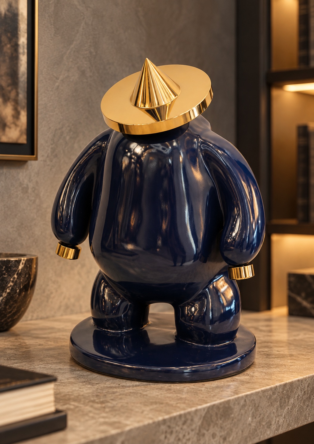 Sculpture décorative bleu nuit au chapeau doré - vue 5
