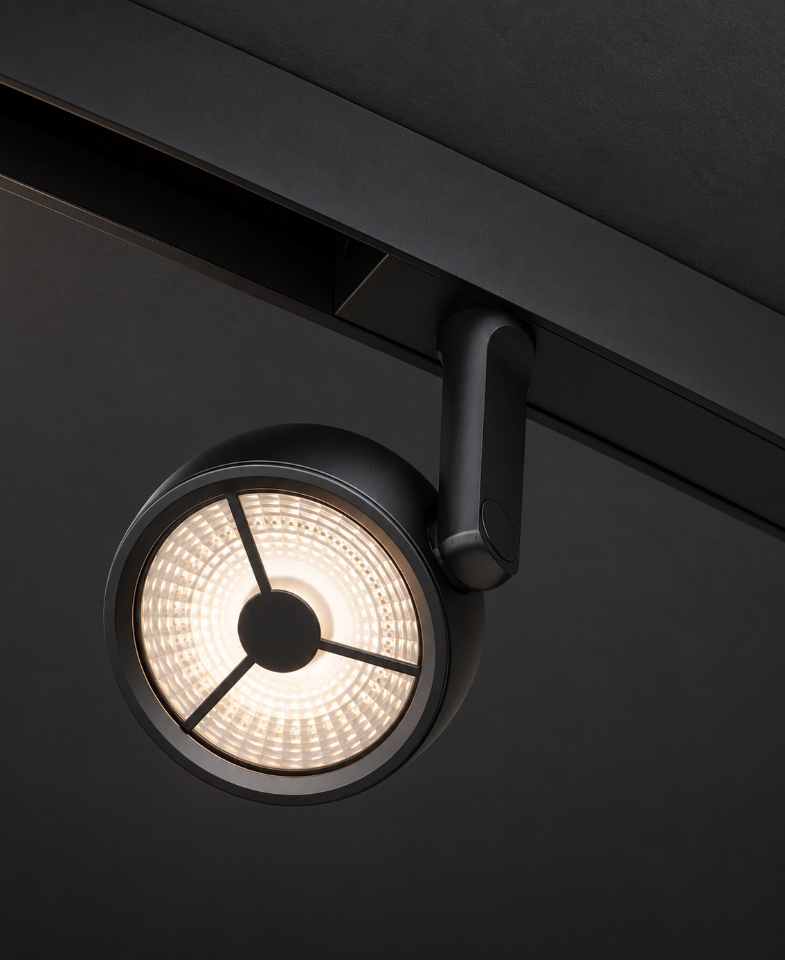 Spot rond orientable sur rail noir mat - vue 4