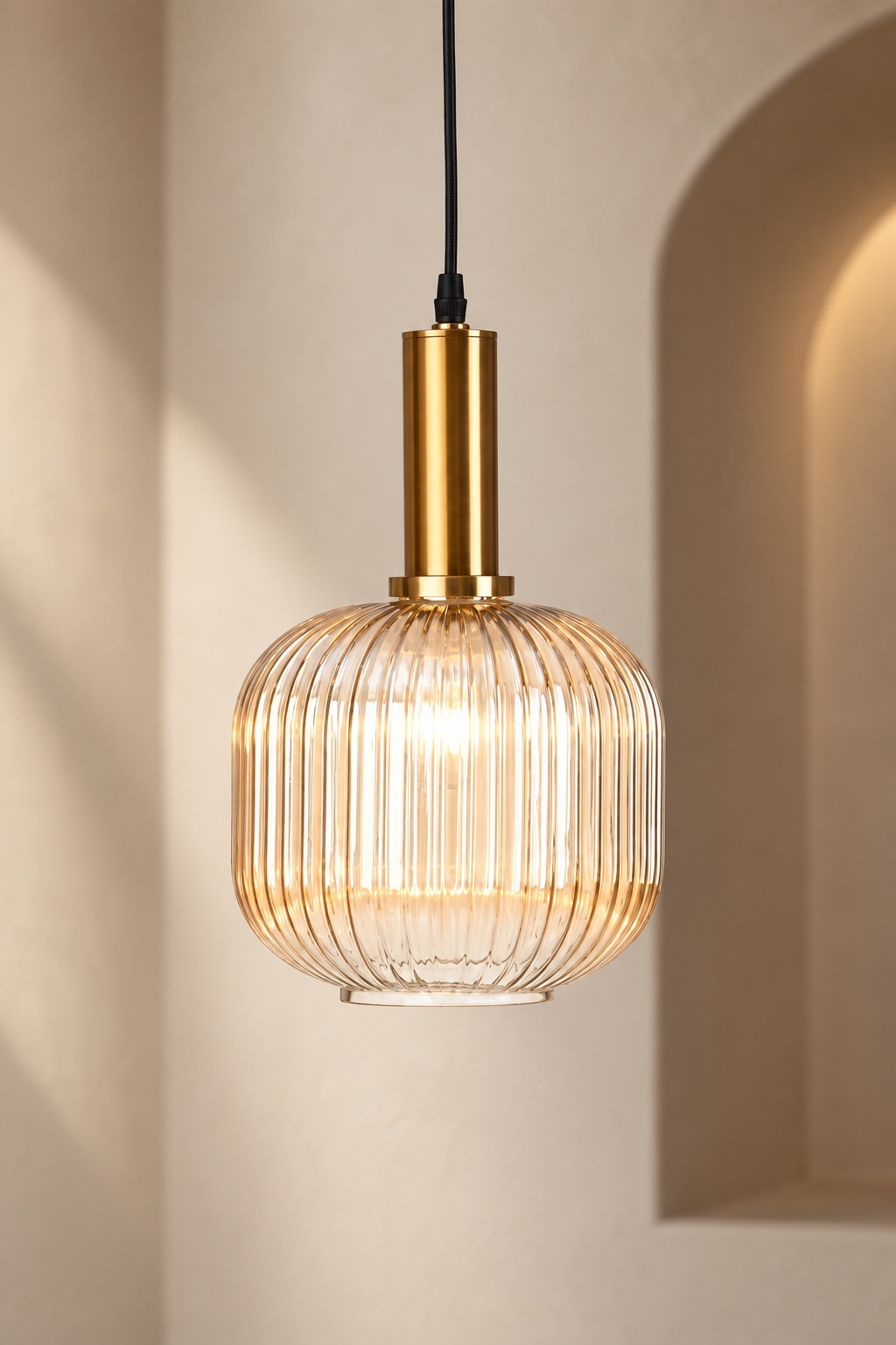 Suspension en verre strié, finition dorée - vue 2