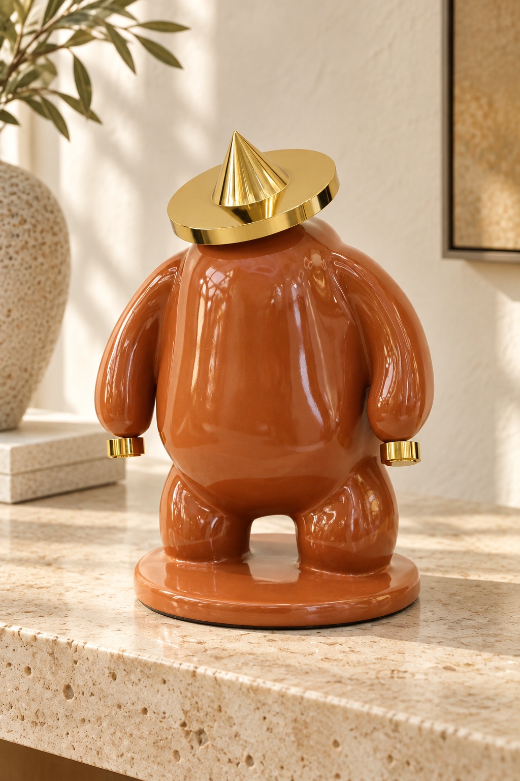 Sculpture décorative terracotta au chapeau doré - vue 5
