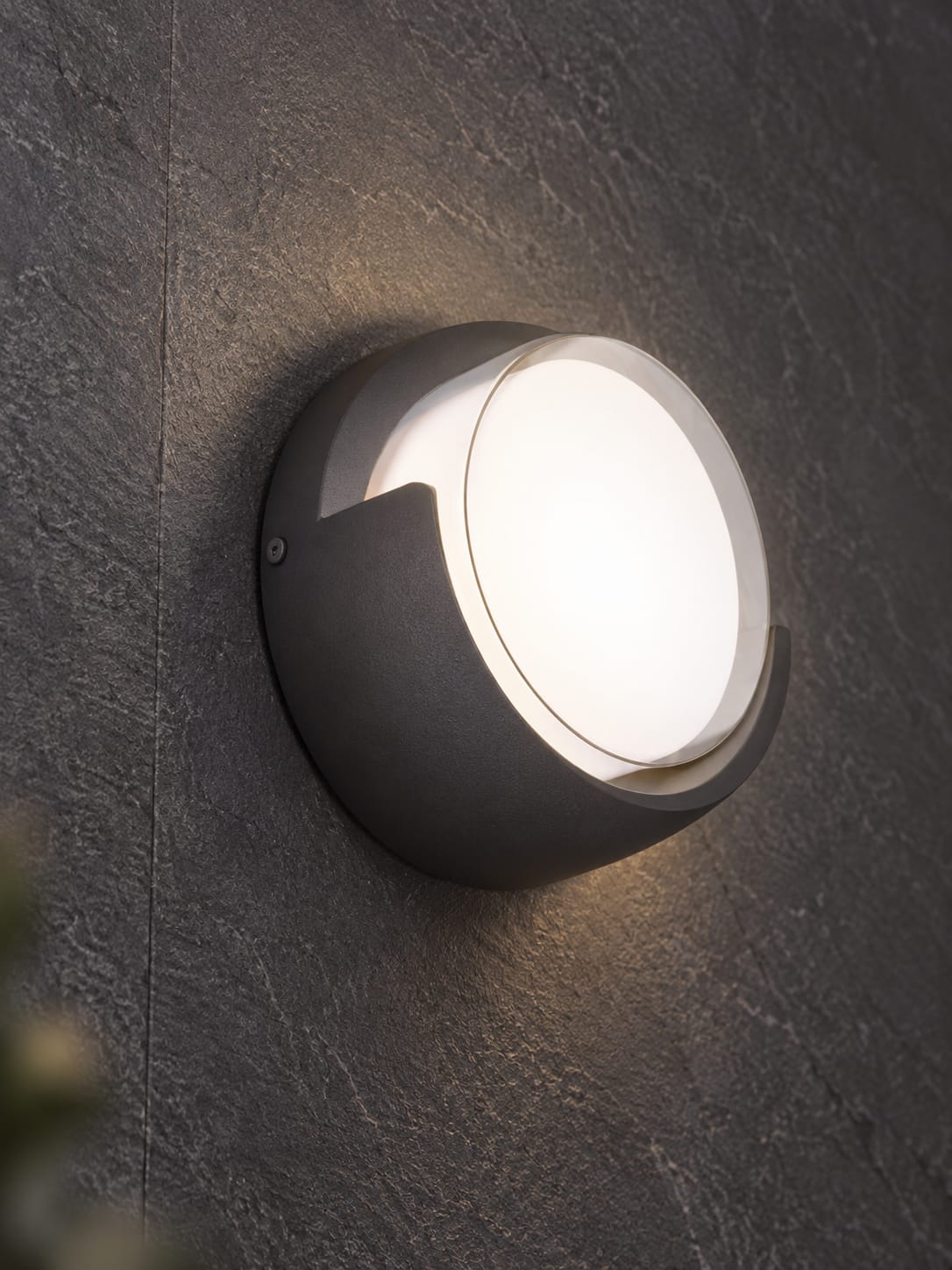Applique ronde anthracite à diffuseur opalin - vue 3