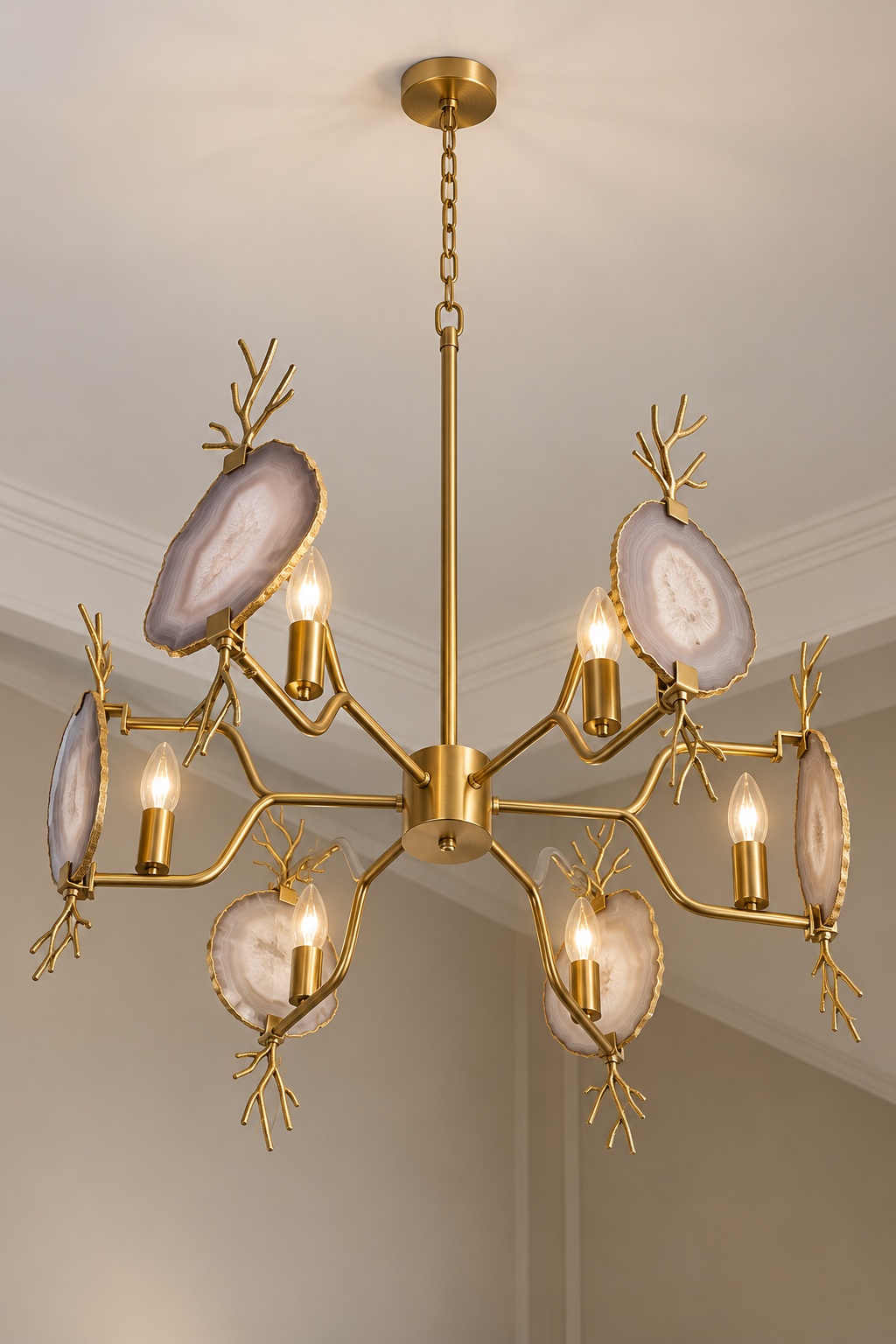 Lustre doré à branches et décors d’aspect minéral - vue 5