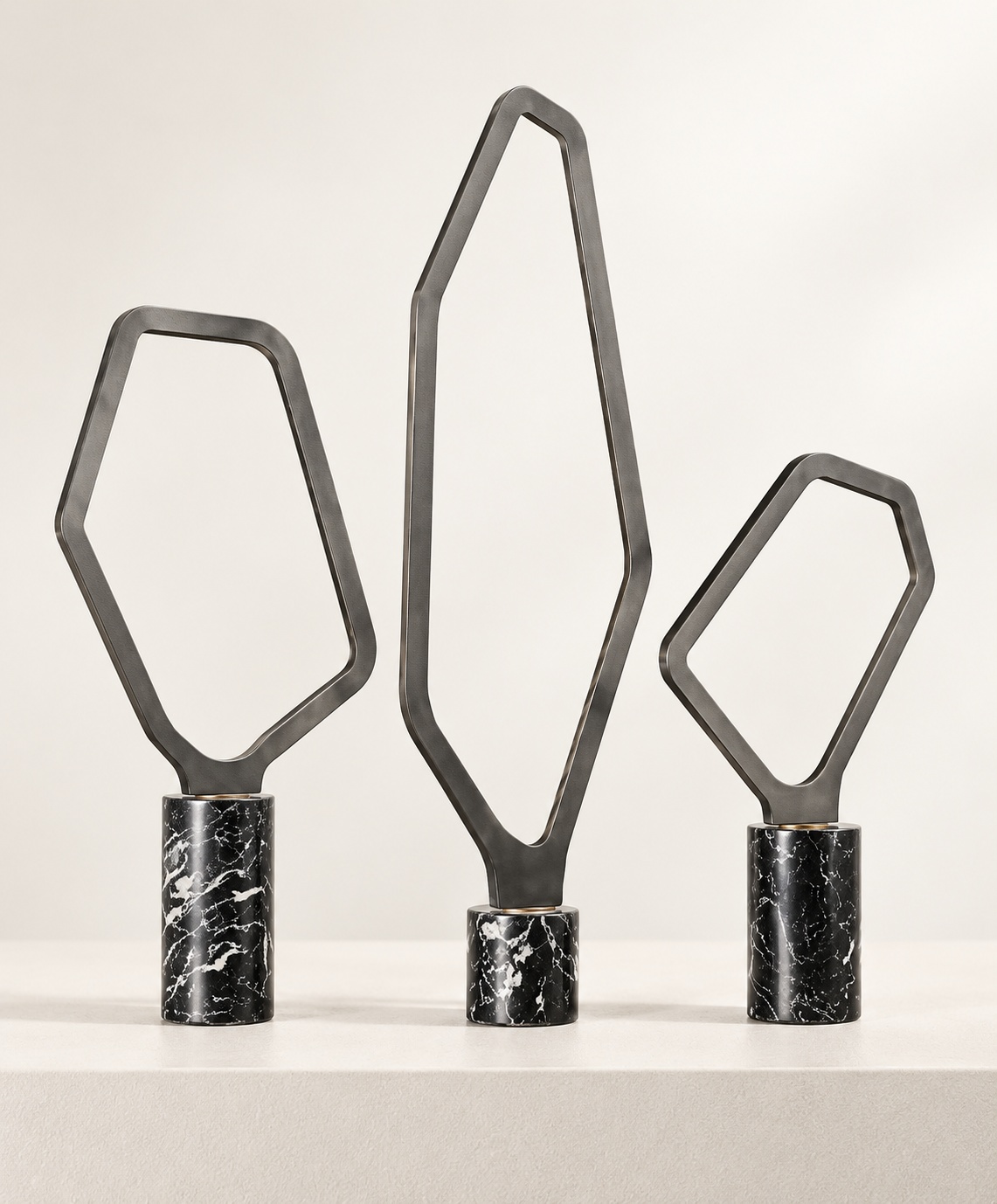 Trio de sculptures géométriques sur socles effet marbre - vue 4