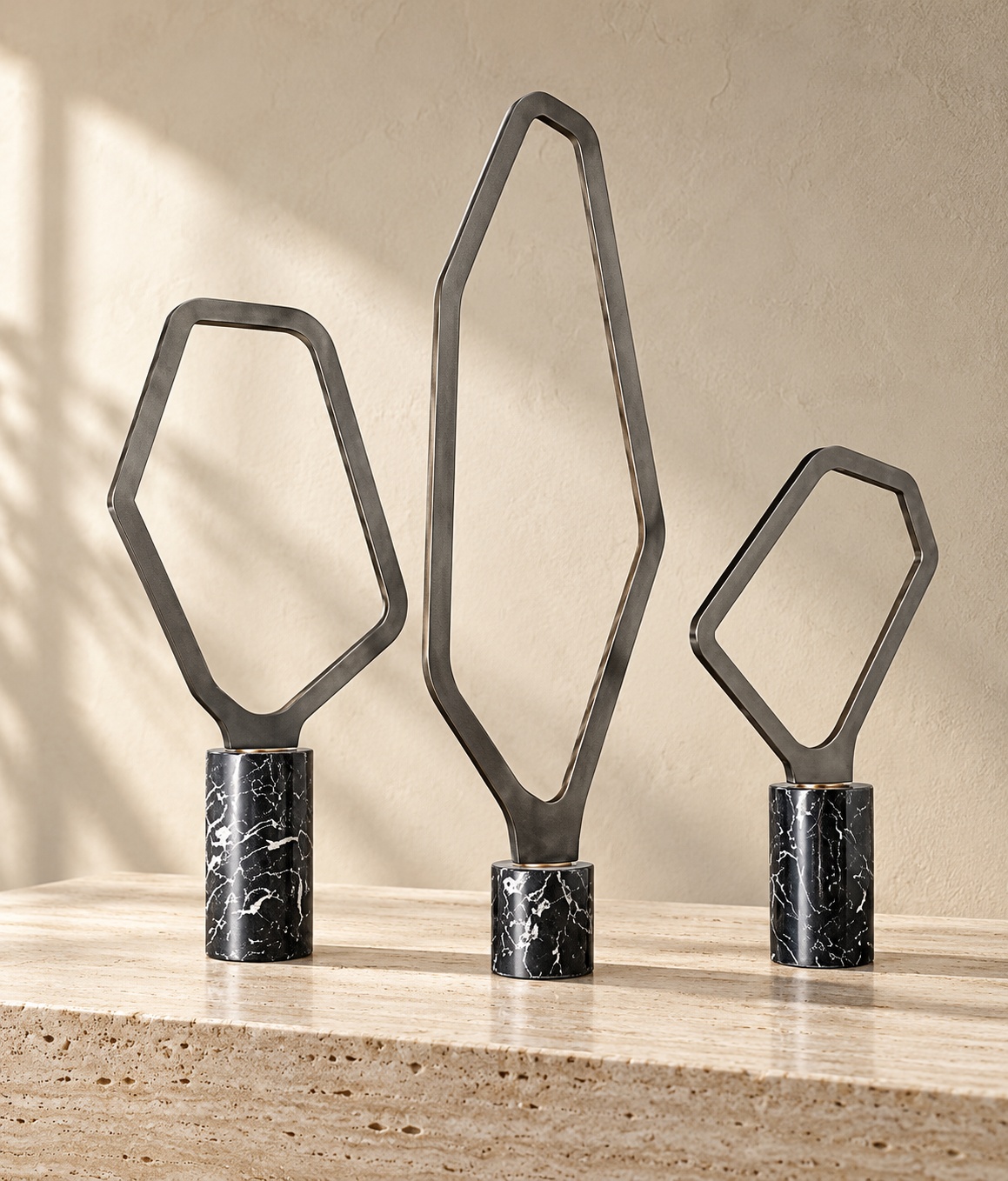 Trio de sculptures géométriques sur socles effet marbre - vue 5