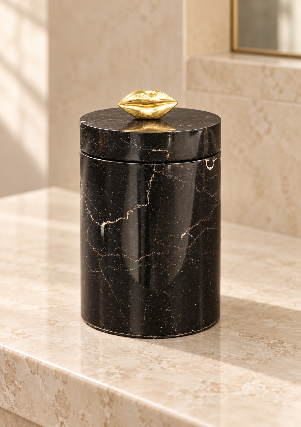 Boîte décorative noire effet marbre aux lèvres dorées - vue 4
