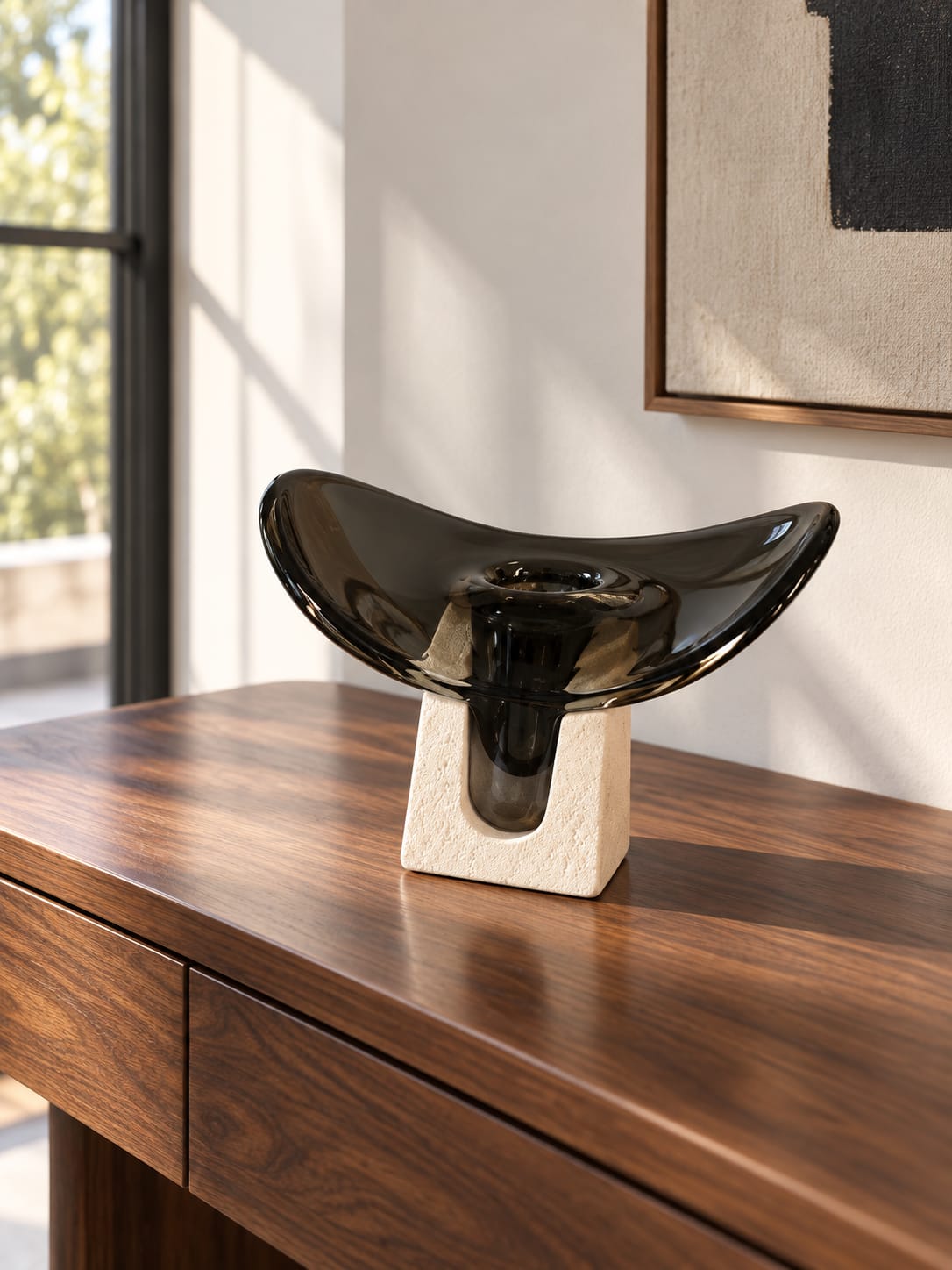 Coupe sculpturale noire sur socle clair - vue 3