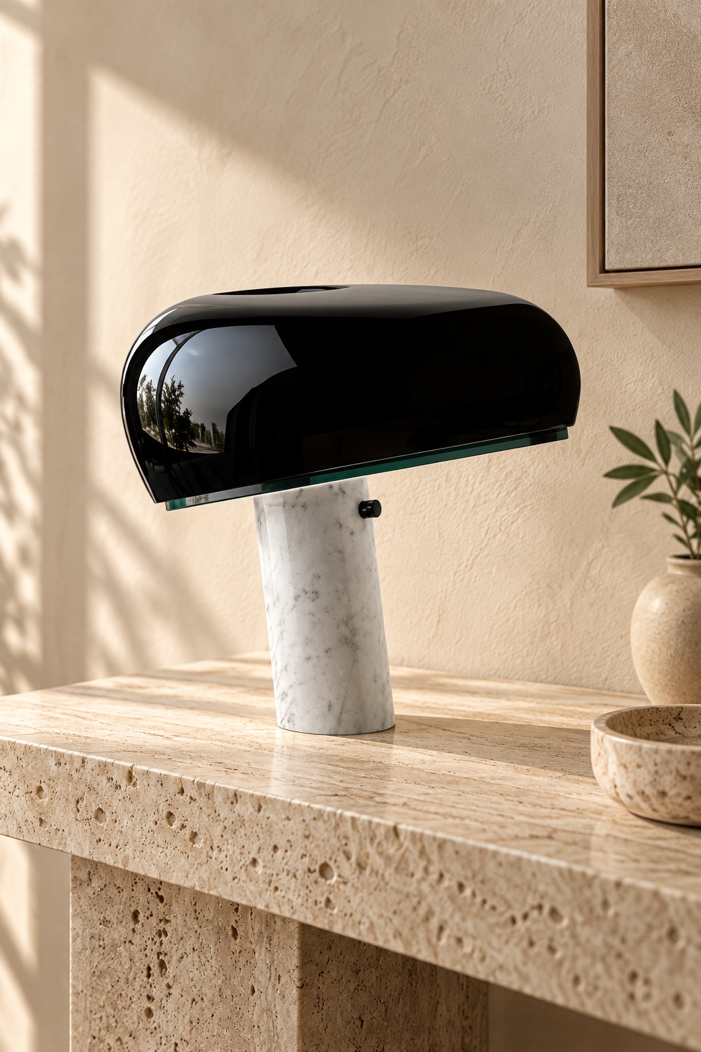 Lampe à poser dôme noir et pied aspect marbre - vue 3