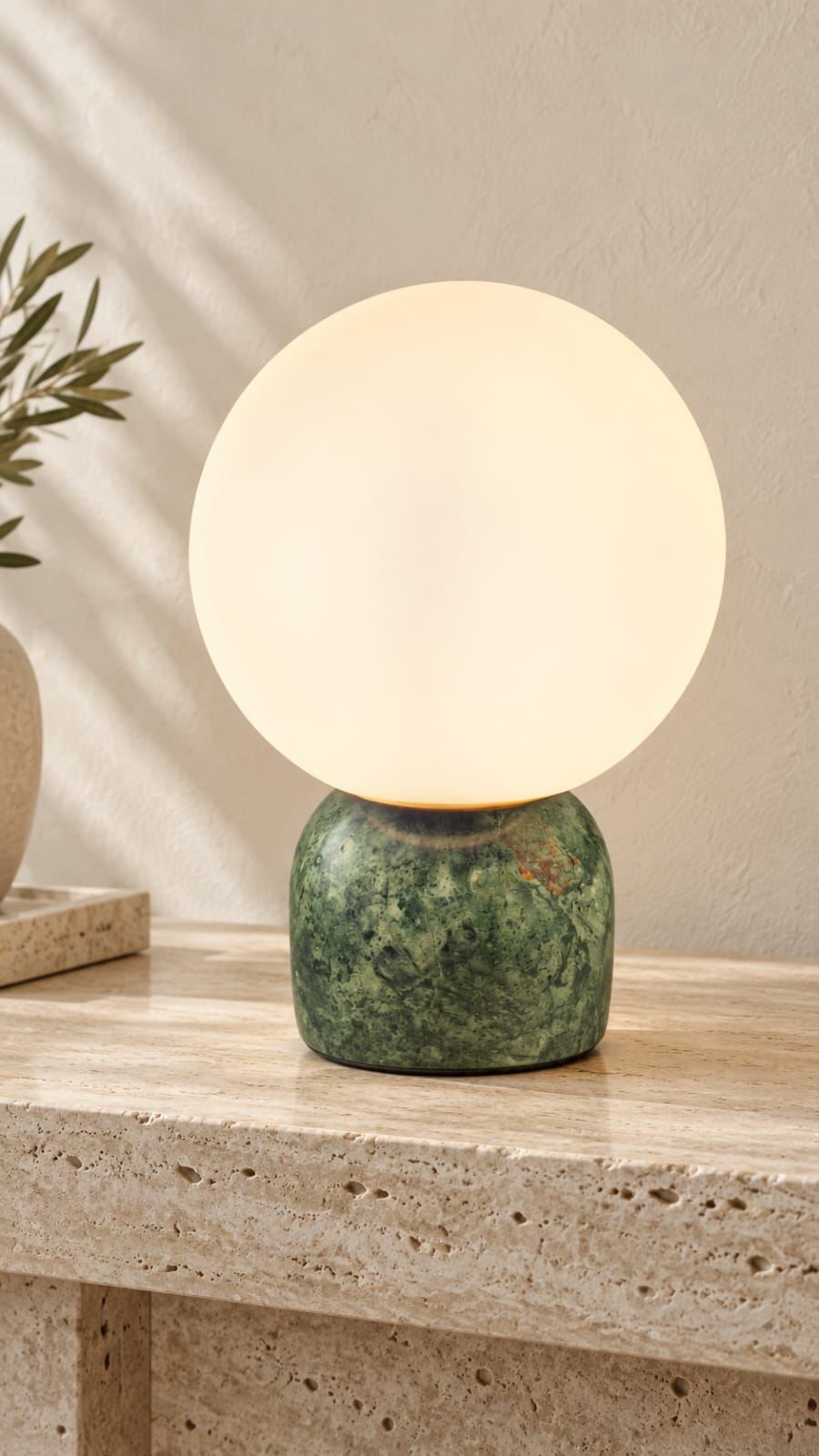 Lampe à poser globe opalin et pied vert marbré - vue 5