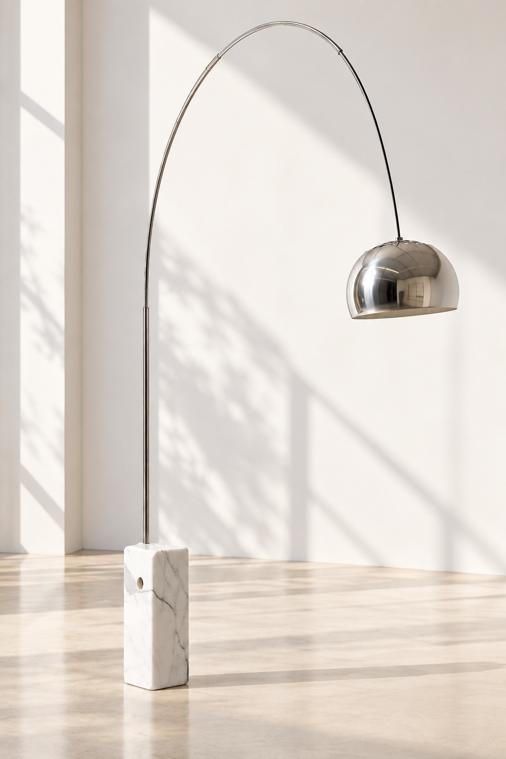Lampadaire arqué chromé à socle blanc veiné - vue 5