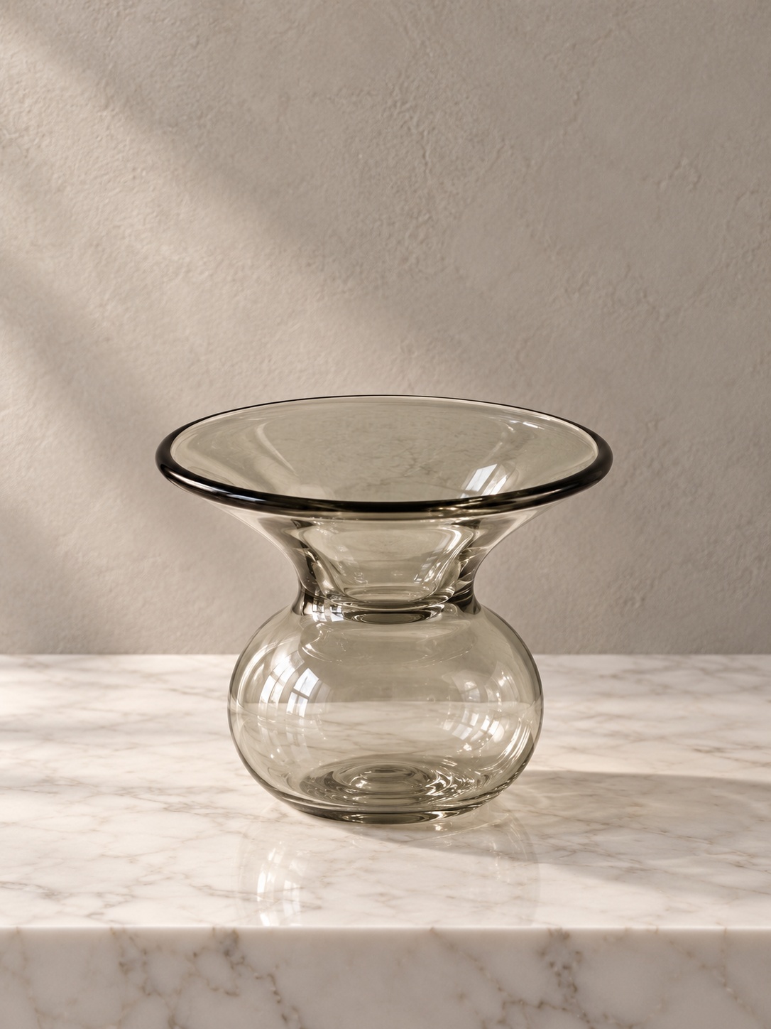 Petit vase sculptural en verre gris fumé - vue 5